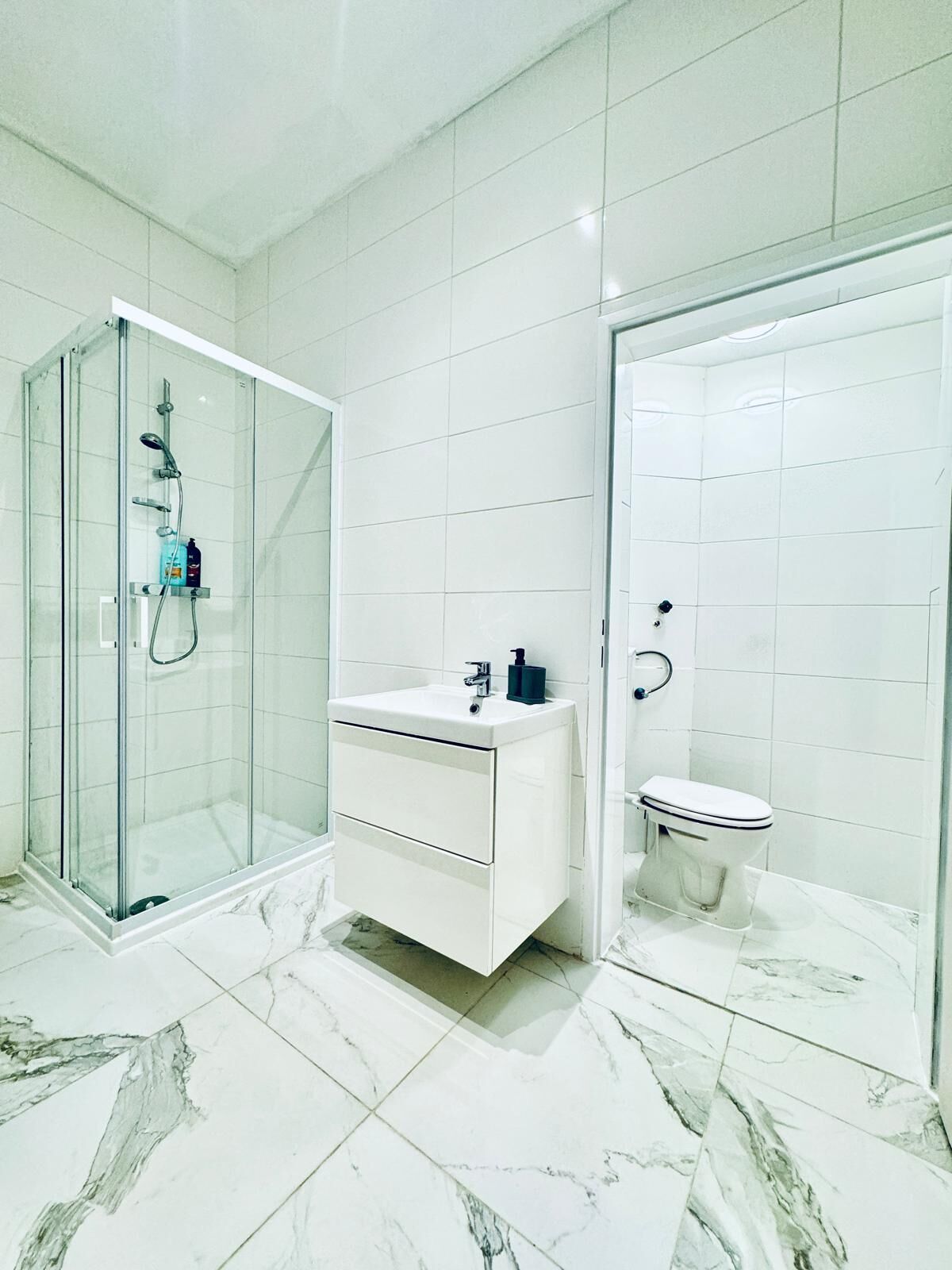 Basic Apartment | Bathroom | Shower, free toiletries, hair dryer, towels