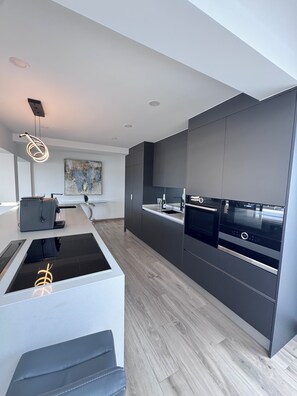Fridge, microwave, oven, stovetop - Villa Mirlo Seaview - Holiday home with a great view (Palm-Mar)