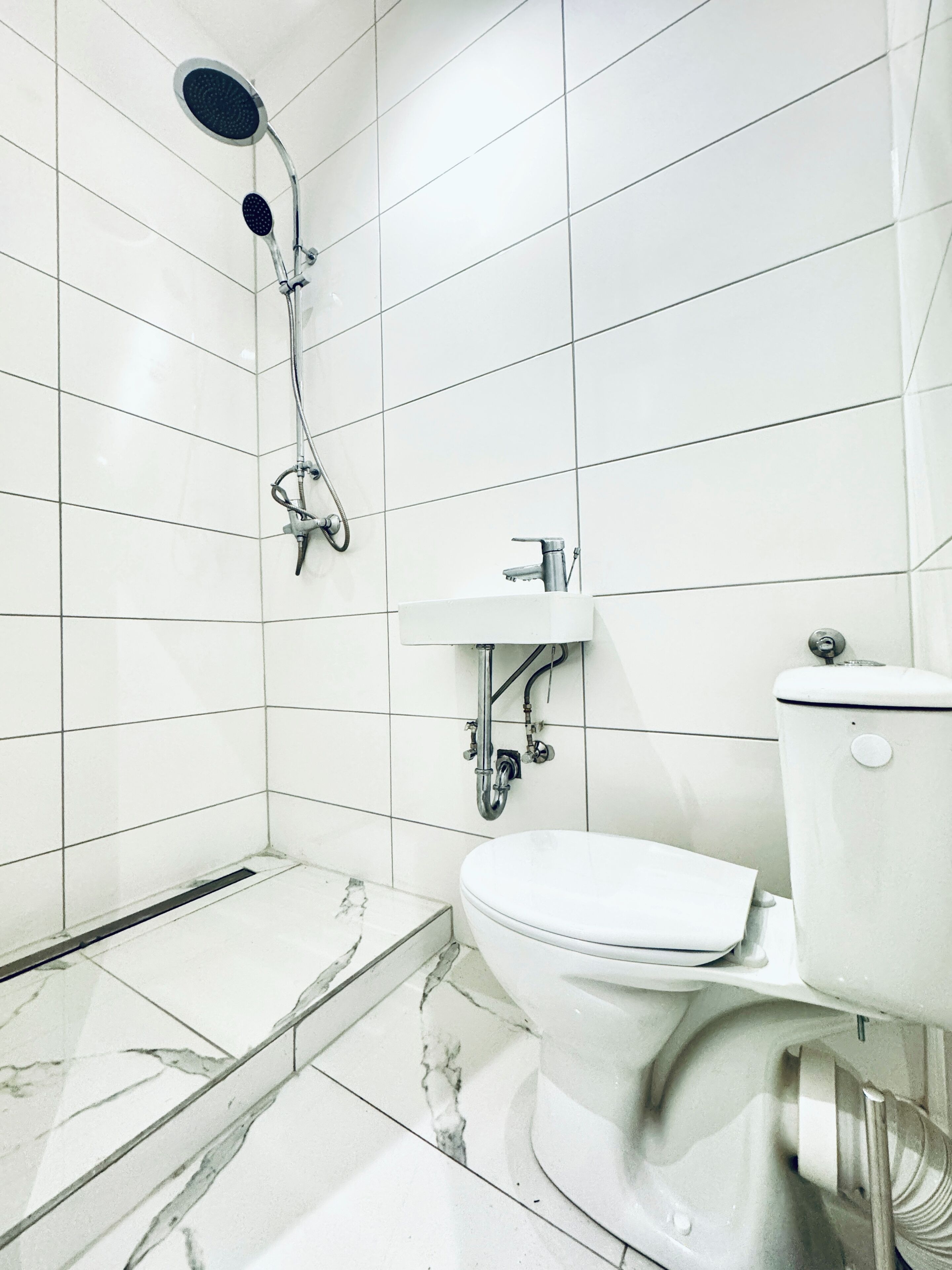 Basic Studio | Bathroom | Shower, free toiletries, towels, soap