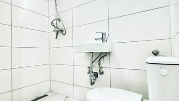 Estudio básico | Baño | Regadera, amenidades de baño gratuitas, toallas, jabón