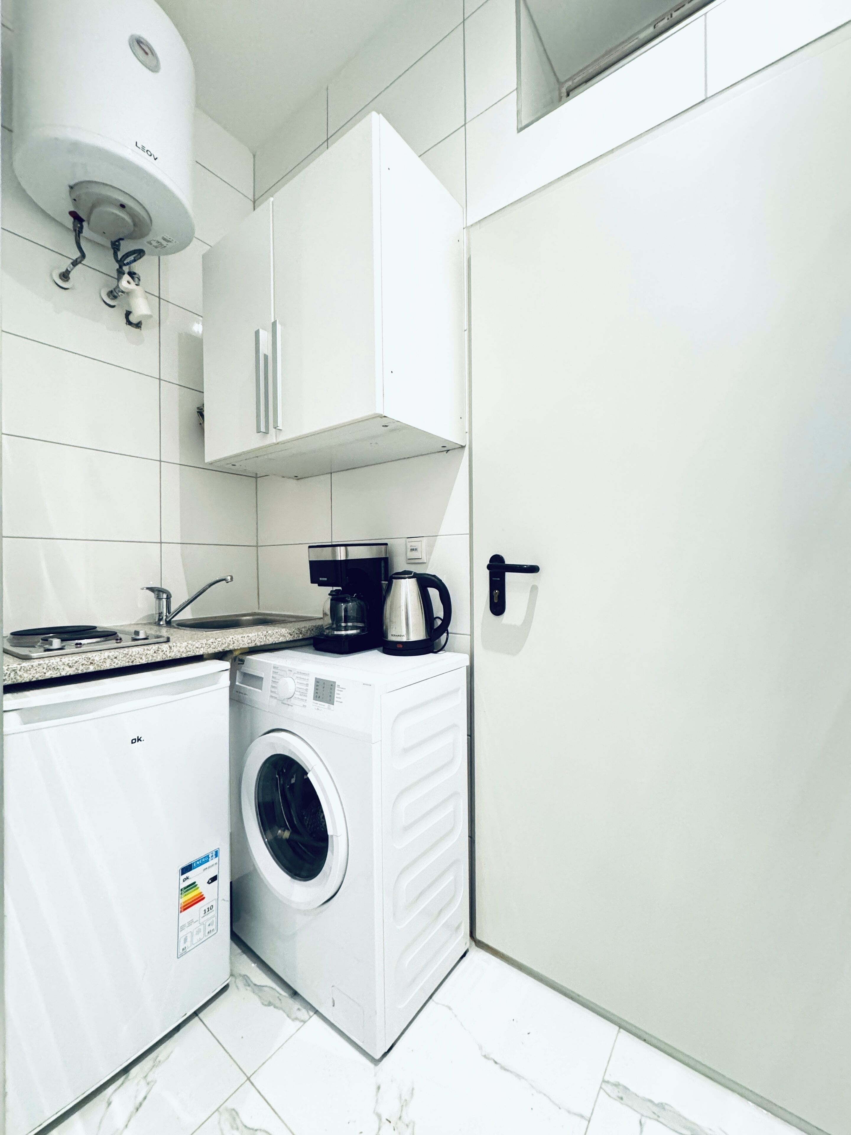 Basic Studio | Private kitchenette | Mini-fridge, stovetop