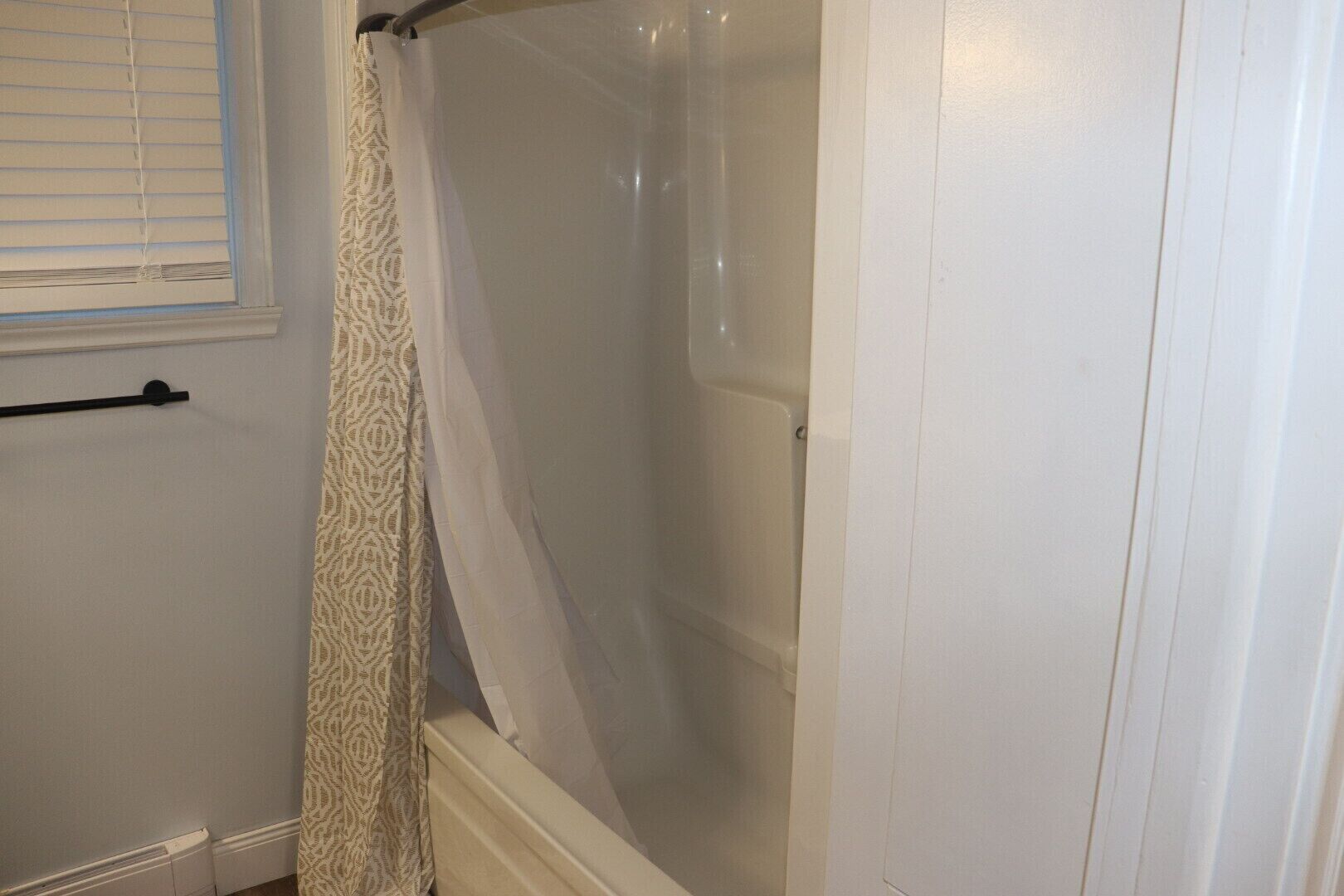 Haartrockner, Handtücher, Seife, Toilettenpapier