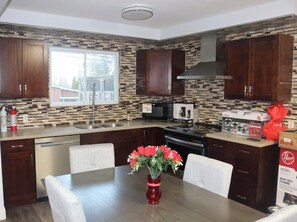 Private kitchen - Abby's Place (Fredericton)