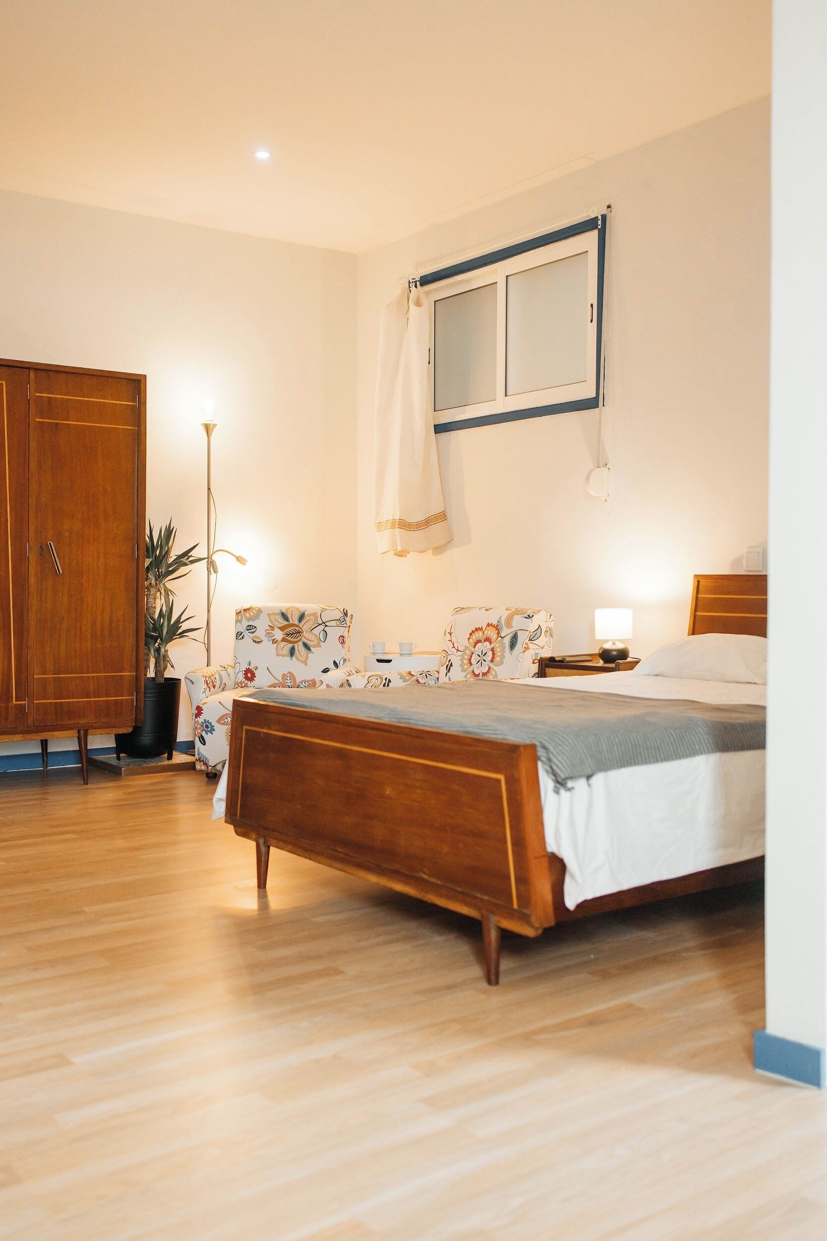 Tabla de planchar con plancha, wifi, ropa de cama