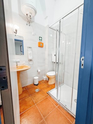 Shower, hair dryer, towels, soap - Cozy studio in Porto (Porto)