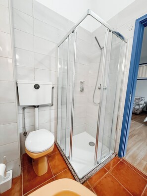 Shower, hair dryer, towels, soap - Cozy studio in Porto (Porto)