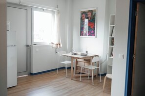 Dining - Cozy studio in Porto (Porto)