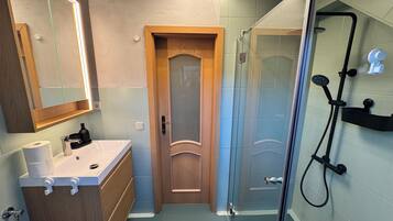 Dusche, Haartrockner, Handtücher, Seife