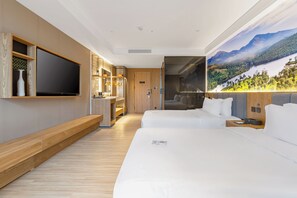Down comforters, desk, blackout drapes, soundproofing - TRUE Go hotel (Chengdu)
