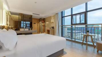 Escritorio, cortinas blackout, sistema de insonorización y wifi gratis