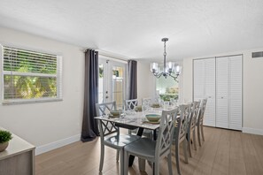 Dining - Saltwater Bliss by Beach Boutique Rentals (Holmes Beach)