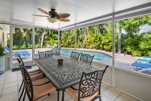 Outdoor dining - Saltwater Bliss by Beach Boutique Rentals (Holmes Beach)