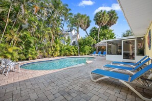 A heated pool - Saltwater Heaven by Beach Boutique Rentals (Holmes Beach)