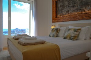 4 bedrooms, iron/ironing board, free WiFi, bed sheets - FLH Funchal Bay View Escape with Pool (Funchal)