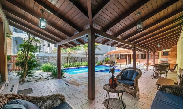 Terrace/patio - House with solarium overlooking the sea, with heated pool and barbecue. (Bombinhas)