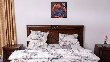 6 bedrooms, iron/ironing board, Internet, bed sheets