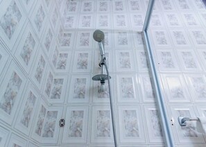 Shower, towels, toilet paper - The Victory Residence is nestled at the heart of East Legon, Accra, Ghana. (Accra)