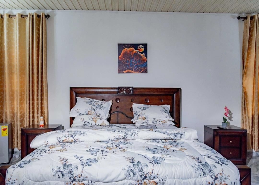 6 bedrooms, iron/ironing board, internet, bed sheets