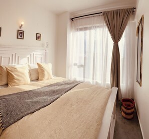 Iron/ironing board, WiFi, bed sheets