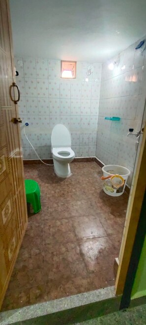 Habitación triple familiar, vista a la colina | Baño | Regadera, toallas, jabón 