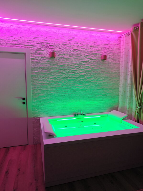 Rómantískt herbergi - 1 meðalstórt tvíbreitt rúm - nuddbaðker | Ókeypis þráðlaus nettenging