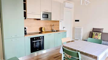 Habitación Confort | Cocina privada | Máquina de café espresso, cafetera o tetera y hervidor eléctrico
