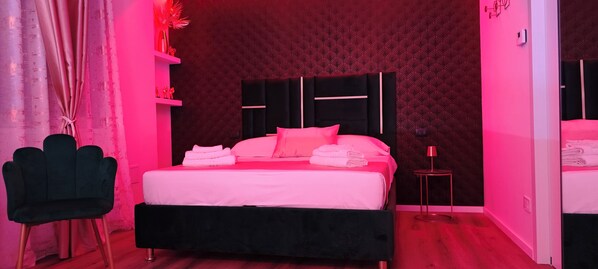 Chambre Romantique, 1 grand lit, bain à remous