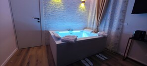 Rómantískt herbergi - 1 meðalstórt tvíbreitt rúm - nuddbaðker | Ókeypis þráðlaus nettenging