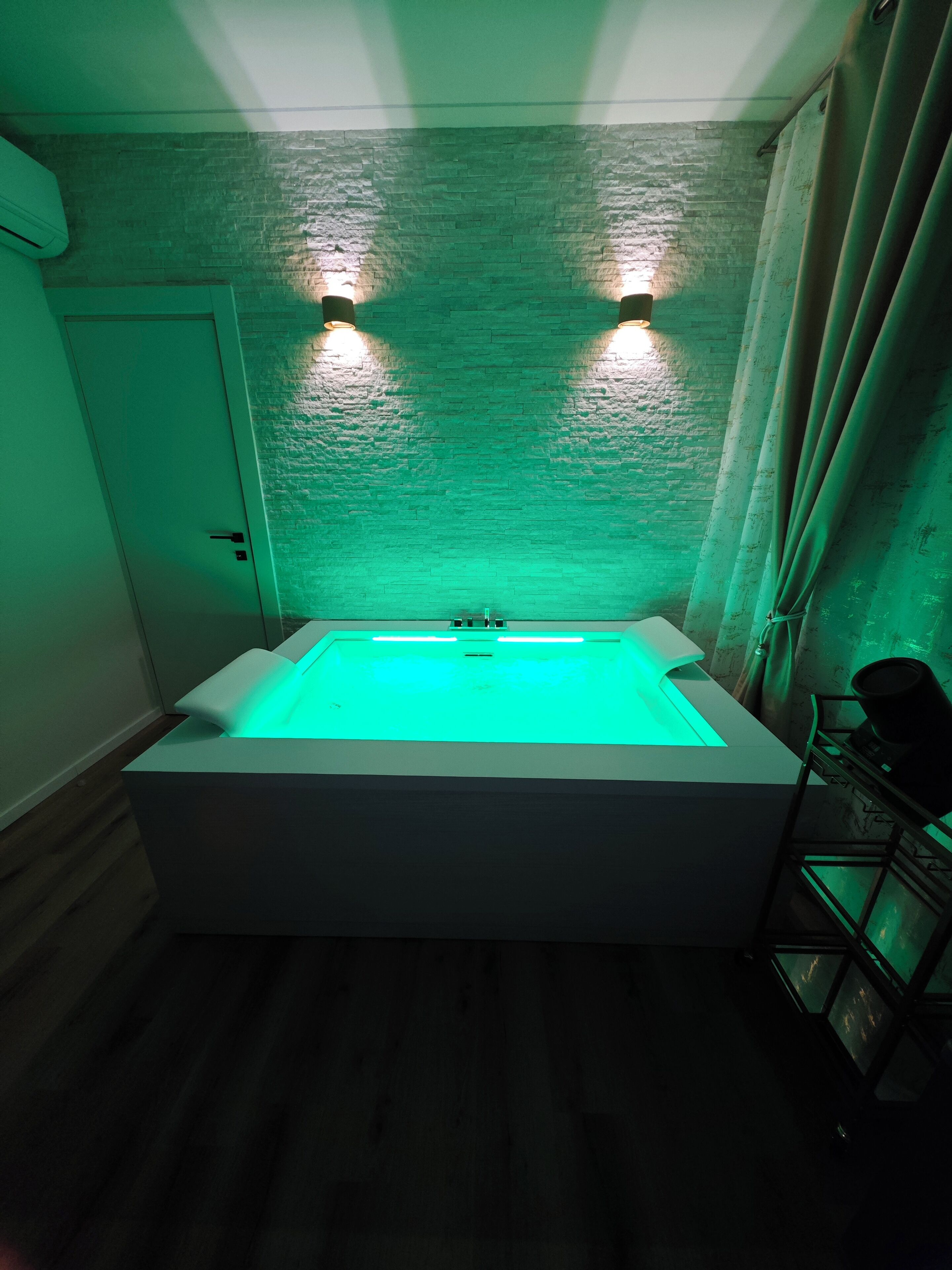 Habitació romàntica, 1 llit de matrimoni, banyera d'hidromassatge | Wifi gratuïta 