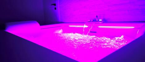 Chambre romantique, 1 grand lit, baignoire à jets | Accès au Wi-Fi (inclus)