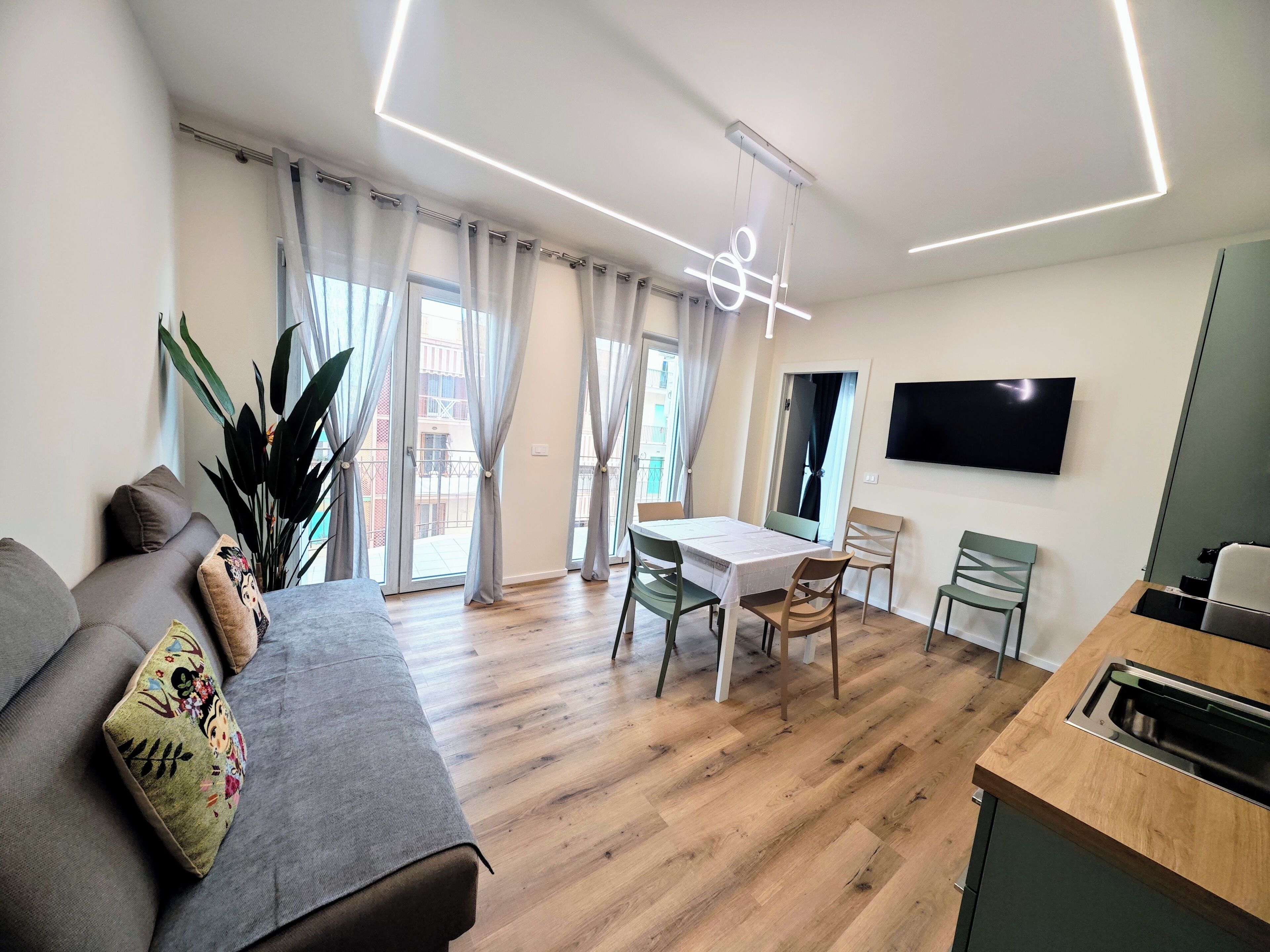 Camera Comfort | Area soggiorno | TV a schermo piatto 50 pollici con canali digitali, TV, Netflix