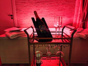 Phòng phong cách lãng mạn, 1 giường cỡ queen, bồn tắm thủy lực | Truy cập Internet không dây miễn phí 