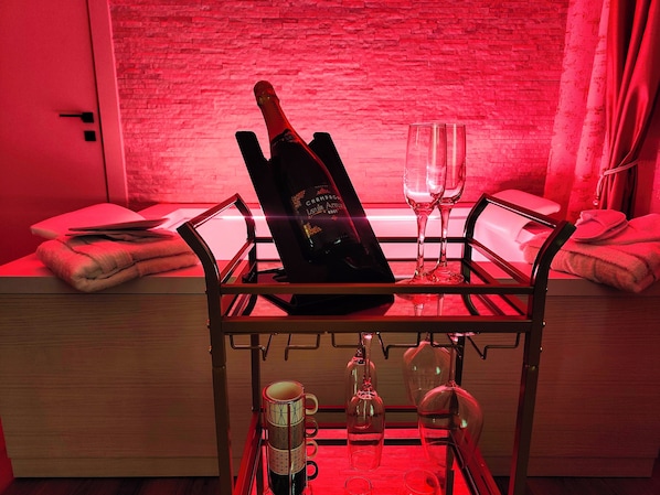 Romantic Room, 1 Queen Bed, Jetted Tub | Free WiFi - Sweet SN Suite - Junior Suite con Idromassaggio & Apartment - Vacation Rental - Monopoli (Monopoli)