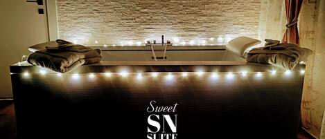 Romantic Room, 1 Queen Bed, Jetted Tub | Jetted tub