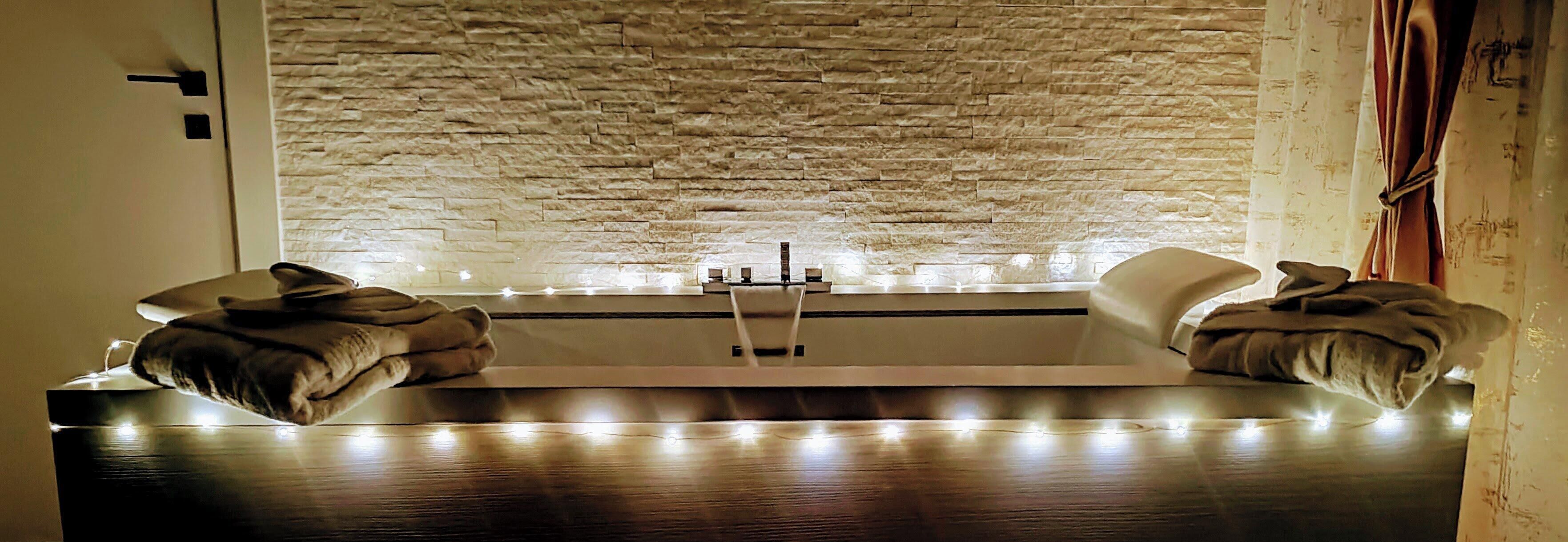 Quarto romântico, 1 cama Queen, banheira de hidromassagem | Banheira de hidromassagem