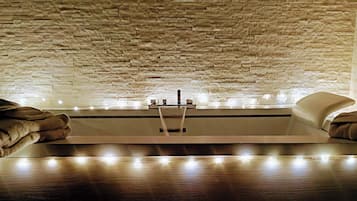 Quarto romântico, 1 cama Queen, banheira de hidromassagem | Banheira de hidromassagem