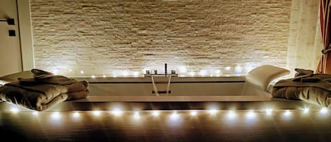 Romantic Room, 1 Queen Bed, Jetted Tub | Jetted bathtub