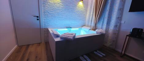 Romantic Room, 1 Queen Bed, Jetted Tub | Free WiFi