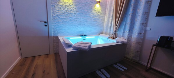 Romantiskt rum - 1 queensize-säng - bubbelbad | Gratis wi-fi