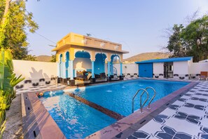 Piscina externa, funciona das 8h às 20h30, barracas de cortesia