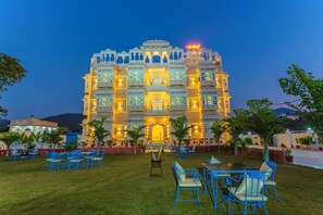 ด้านหน้าที่พัก