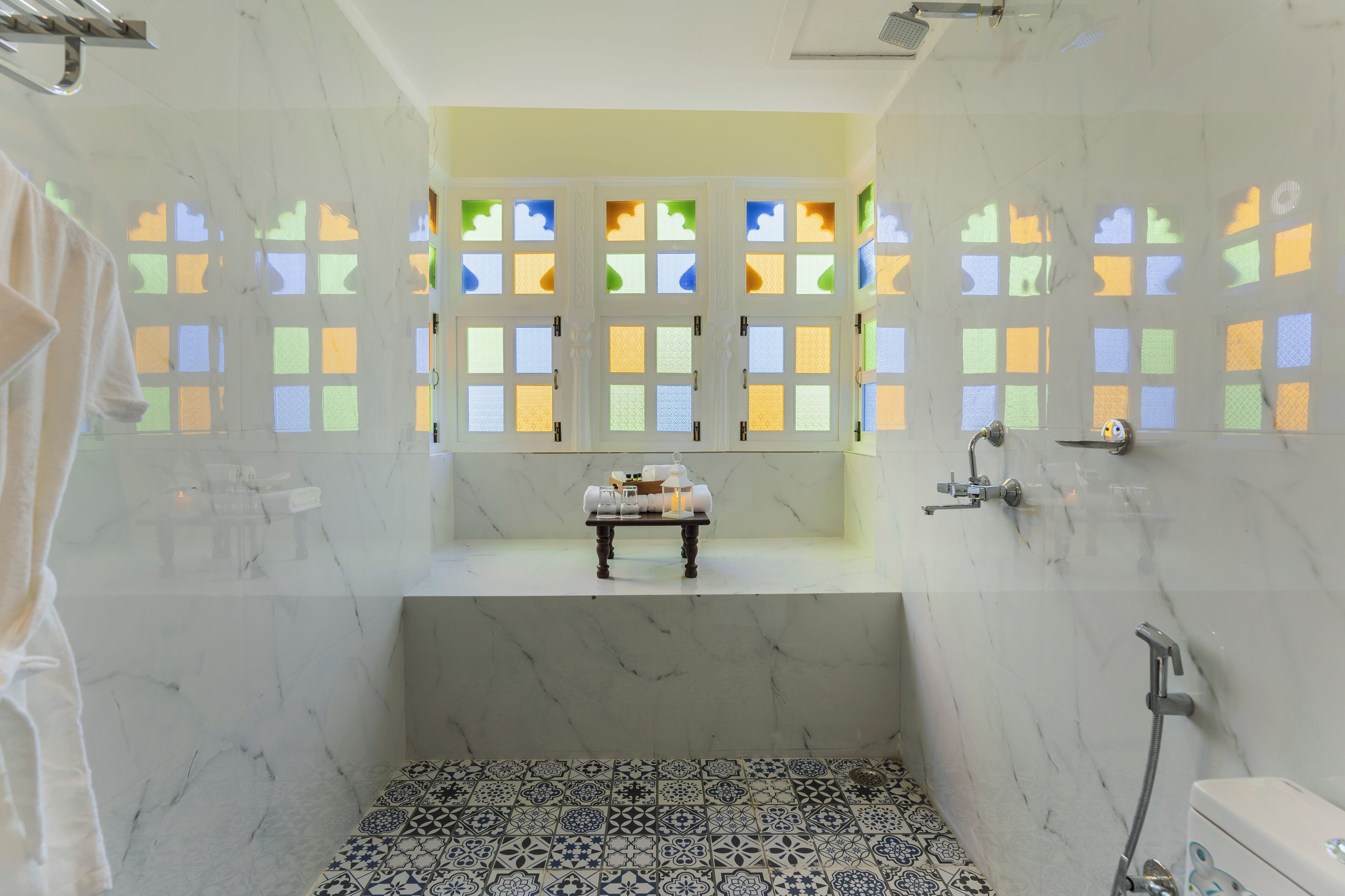 Ein Badezimmer mit Badewanne, Dusche und Fliesenboden.