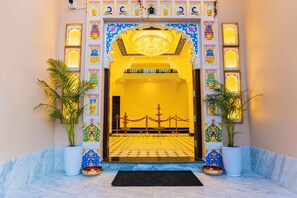 ด้านหน้าที่พัก - ตอนเย็น/กลางคืน