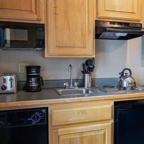 Réfrigérateur, micro-ondes, plaque de cuisson, lave-vaisselle