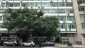 A multi-story building with numerous windows and air conditioning units. - Spacious 3-bedroom apartment in Copacabana, 3 blocks from the beach. (Rio de Janeiro)