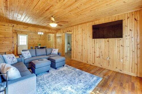 6 Mi to Main St Poplarville: Cabin w/ Pasture View