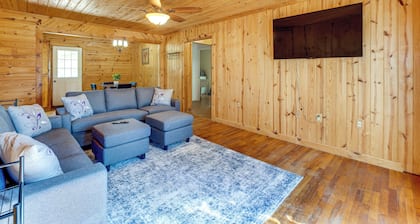 6 Mi to Main St Poplarville: Cabin w/ Pasture View