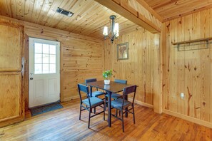 Interior - 6 Mi to Main St Poplarville: Cabin w/ Pasture View (Poplarville)
