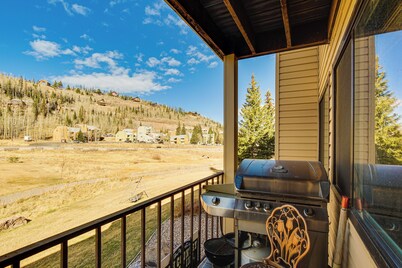Walk to Giant Steps Ski Lift! Mtn Condo w/ Hot Tub