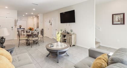 4 Mi to Everbank Stadium! Stylish Suburban Retreat